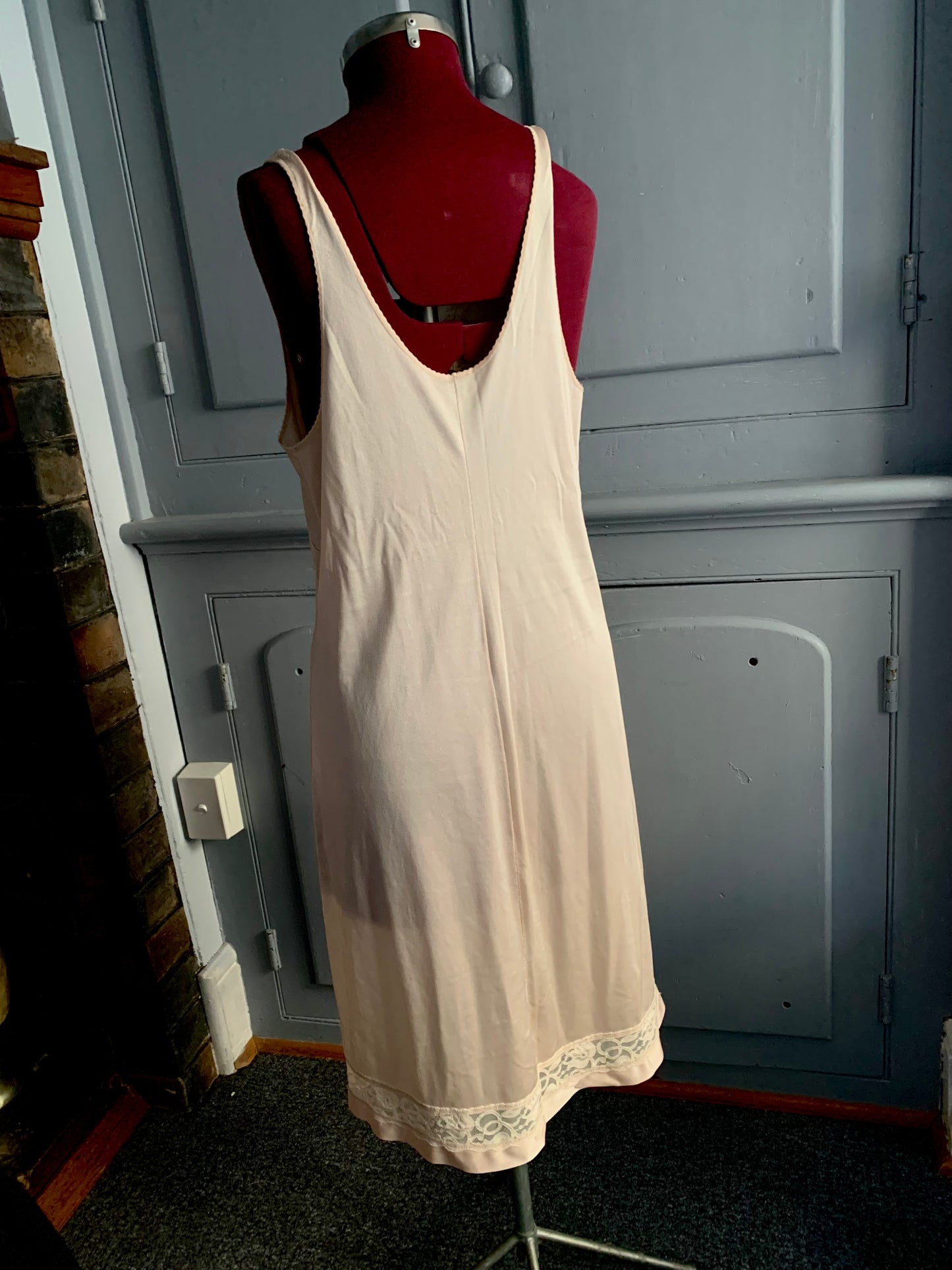 Vintage slip with sweetheart neck line & lace. Size 14/16