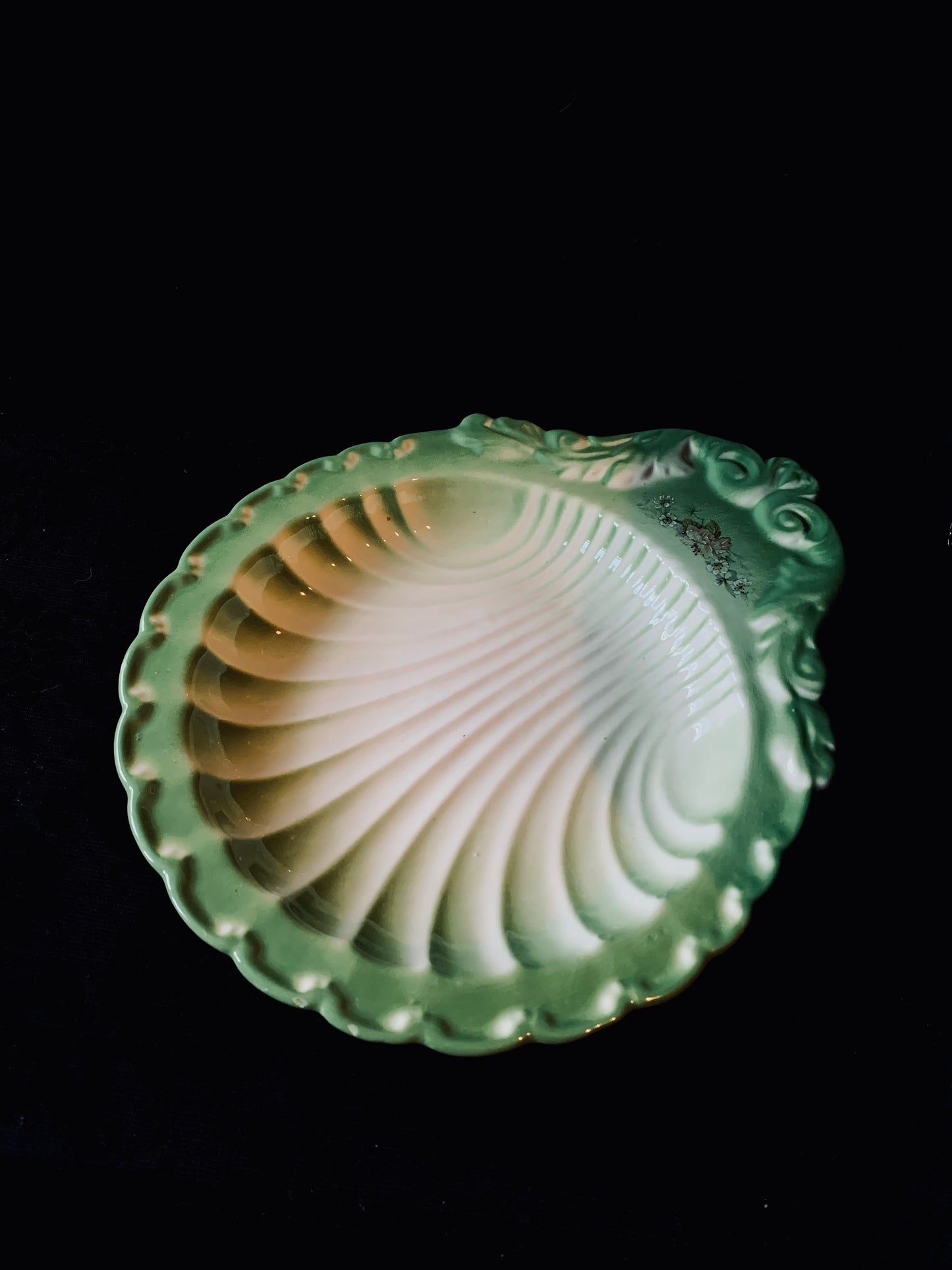 Vintage Green & White Ceramic Shell Bowl – Coastal Home Decor