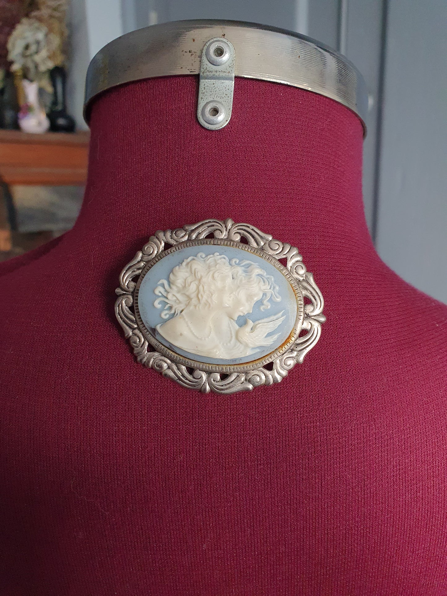 Vintage Resin Cameo Brooch – Romantic Woman in Filigree Silver Frame