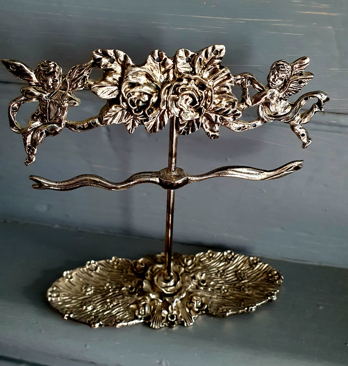 Vintage Cherub & Roses Metal Display Stand – Late 1970s–80s