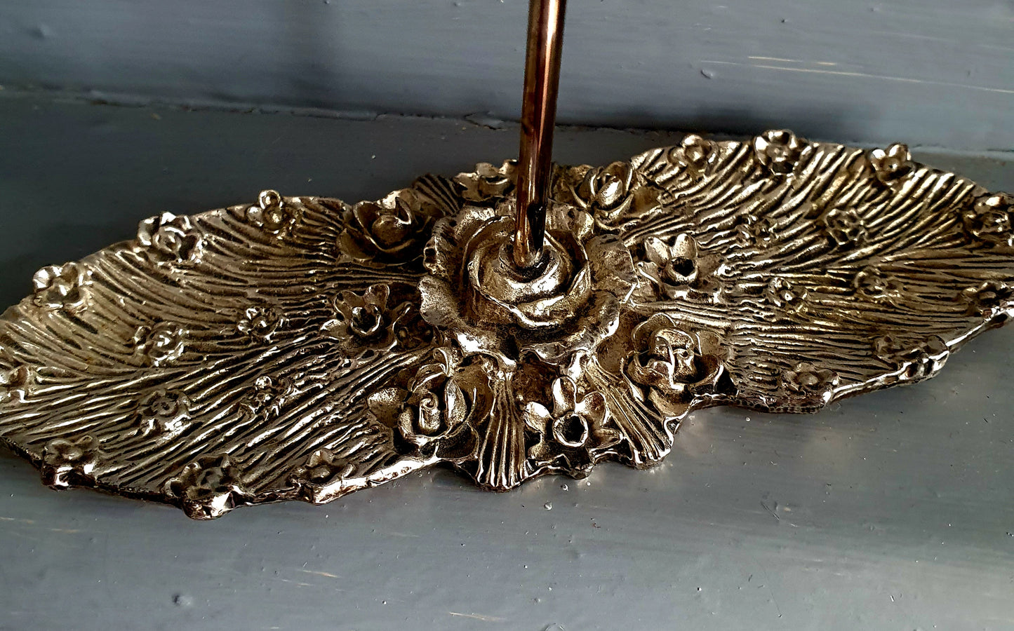 Vintage Cherub & Roses Metal Display Stand – Late 1970s–80s