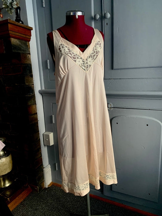 Vintage slip with sweetheart neck line & lace. Size 14/16