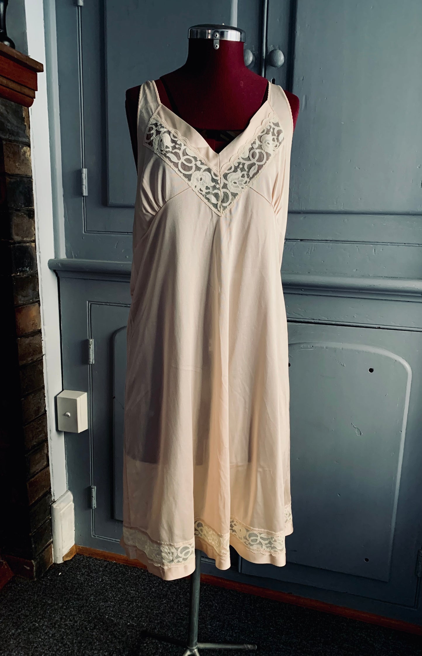 Vintage slip with sweetheart neck line & lace. Size 14/16