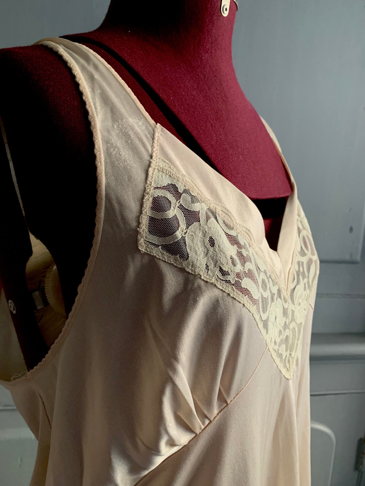 Vintage slip with sweetheart neck line & lace. Size 14/16