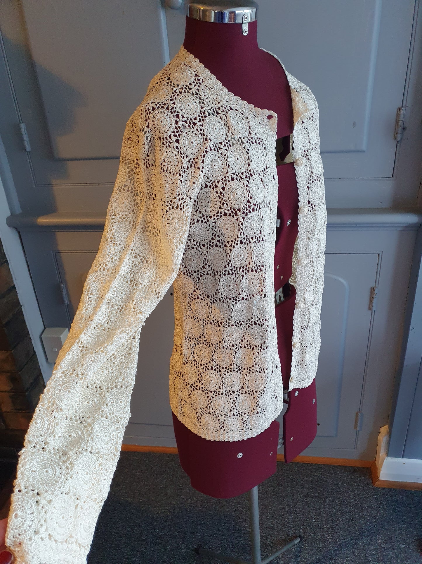 Hand-Crocheted Cream Lace Cardigan – Openwork Circles, 90s/Y2K size 8-10