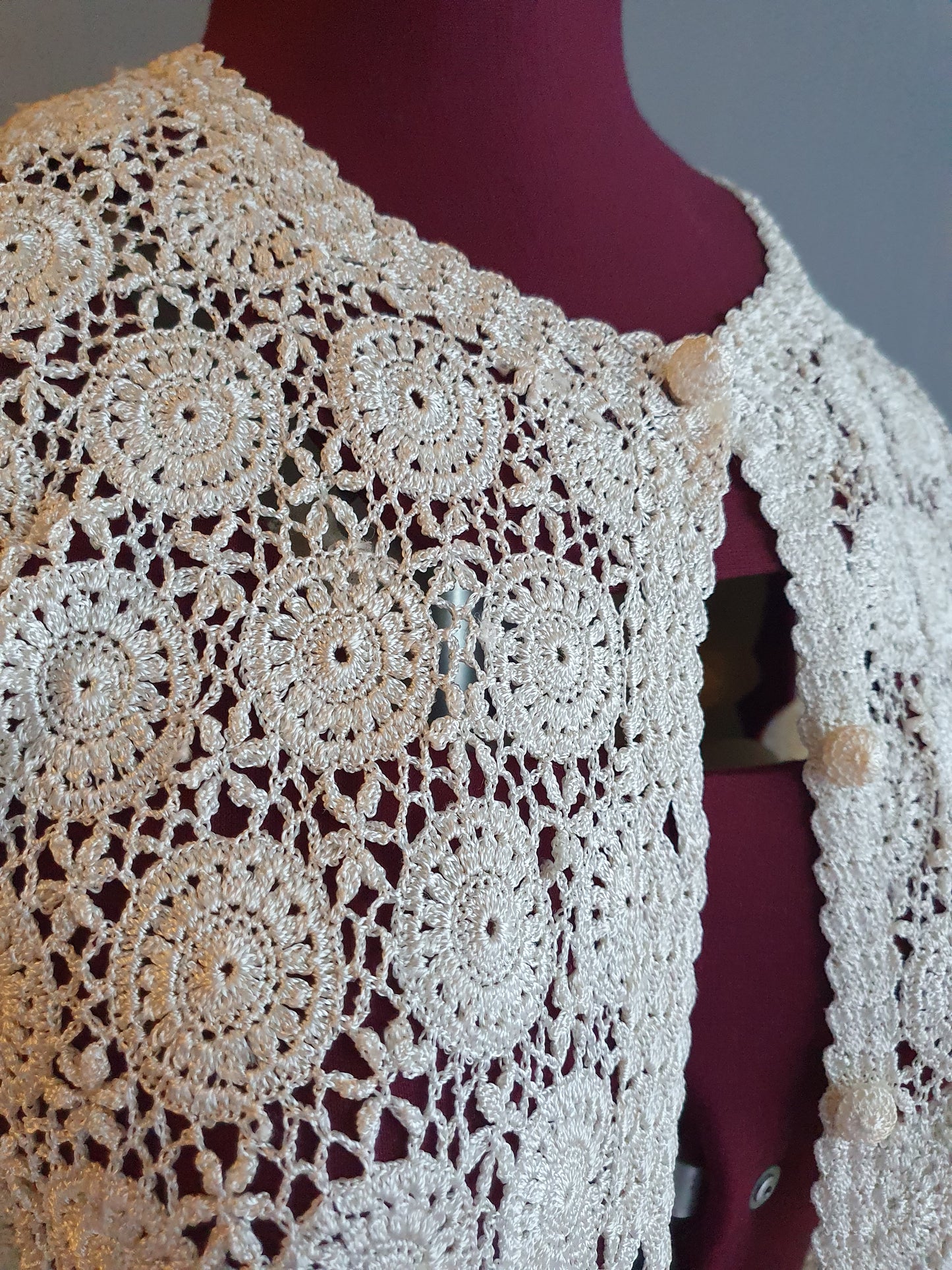 Hand-Crocheted Cream Lace Cardigan – Openwork Circles, 90s/Y2K size 8-10