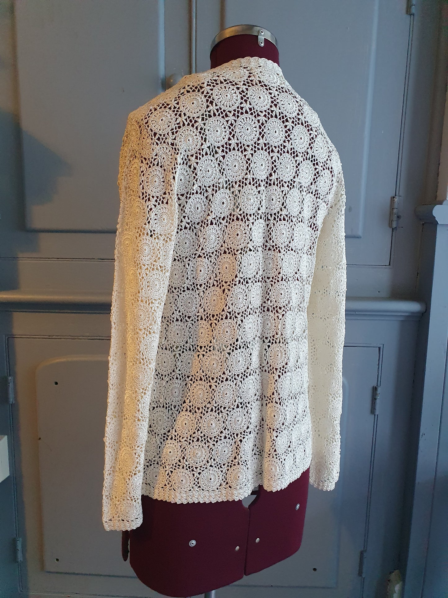 Hand-Crocheted Cream Lace Cardigan – Openwork Circles, 90s/Y2K size 8-10